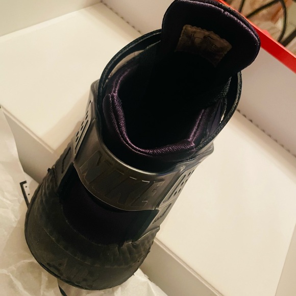 Nike  Huarache size   (11) …..mens sneakers. - Picture 2 of 4